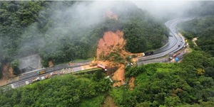 Deslizamiento de tierra en ruta a Camboriú deja dos muertos - Radio Imperio