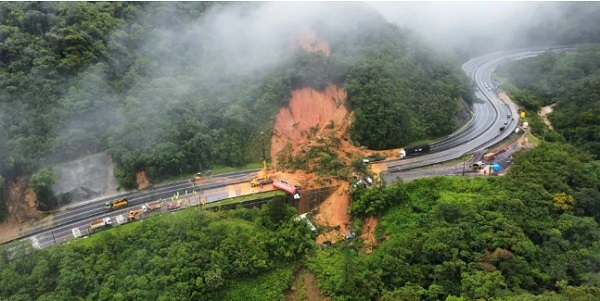Deslizamiento de tierra en ruta a Camboriú deja dos muertos - Radio Imperio