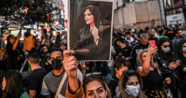 La Nación / Irán confirma más de 300 muertos en protestas por Mahsa Amini