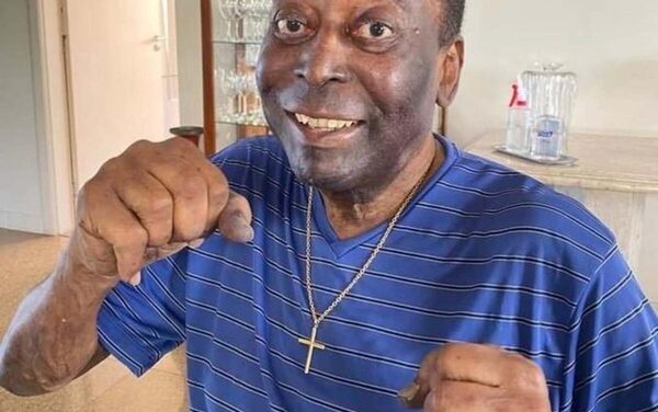 Hospitalizan a Pelé