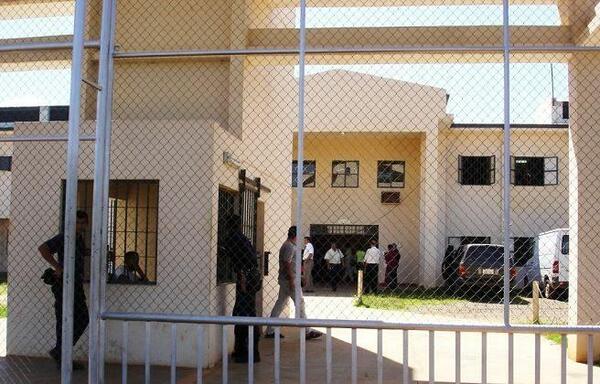 Enzo al borde del desmayo a su ingreso a la penitenciaria de Coronel Oviedo. – Prensa 5