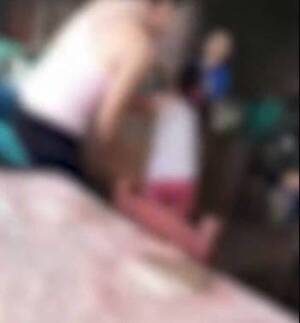 [VIDEO] Filman a una madre garroteando brutalmente a su pequeña hija en pleno mercado
