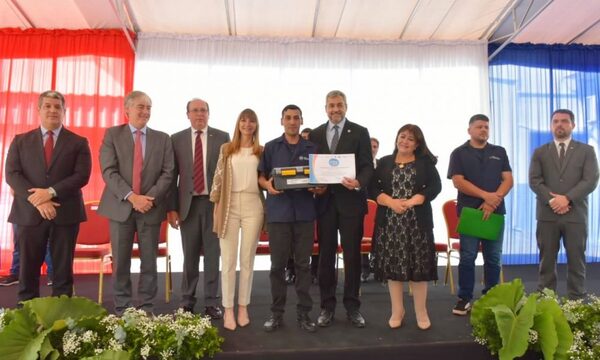Itaipu entrega maquinarias y herramientas para la formación de soldadores