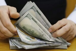 Casas de cambio ya podrán exportar billetes y se frenaría rechazo de dólares - Economía - ABC Color
