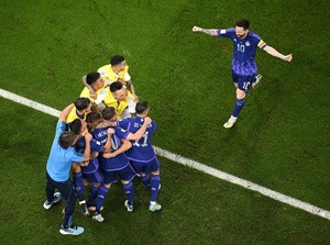 Argentina derrotó a Polonia, pero ambas clasifican a octavos de final - trece