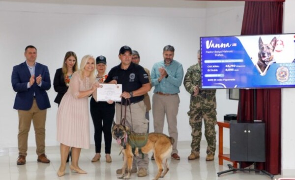 Condecoran a seis canes y operadores por los servicios prestados