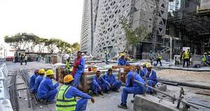 La Nación / Qatar: fallecieron 414 trabajadores durante las obras mundialistas