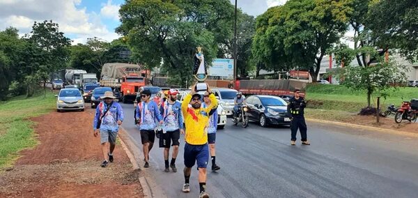 Peregrinos de Ciudad del Este inician travesía a pie con destino a Caacupé - ABC en el Este - ABC Color