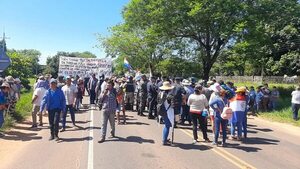 Bloqueo de ruta en Santa Rosa del Aguaray en contra de la Ley de Transformación Educativa - Periodísticamente - ABC Color