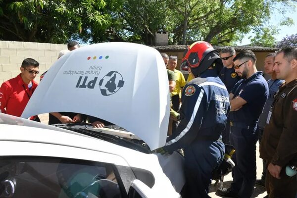 En Itaipú, bomberos se capacitan en siniestros de vehículos eléctricos - Economía - ABC Color