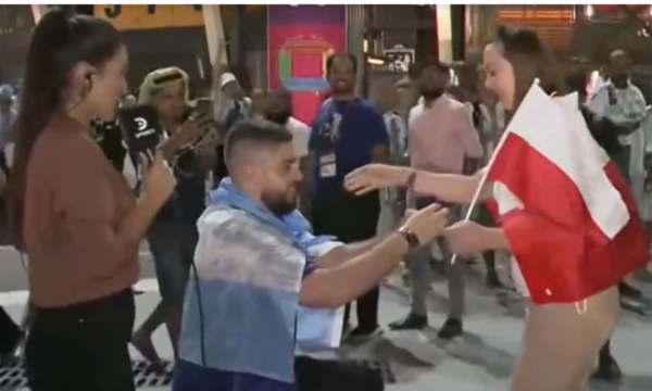 Novio enamorado pidió matrimonio a su amada durante el Mundial