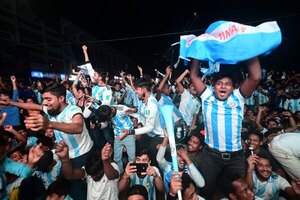 ¡Locura total! Miles de personas en Bangladés festejan triunfo de Argentina en el Mundial