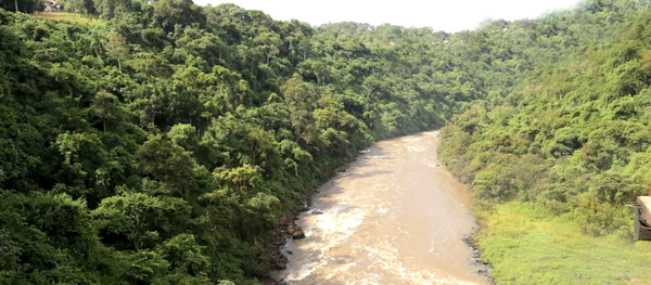 Tres depravados raptan a adolescente de 14 años y abusan de ella a orillas del río Monday - La Clave