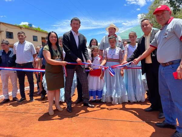CARLOS A. LÓPEZ: INAUGURAN 1.200 METROS DE EMPEDRADO CON EL RESPALDO DE LA EMBAJADA DEL JAPÓN