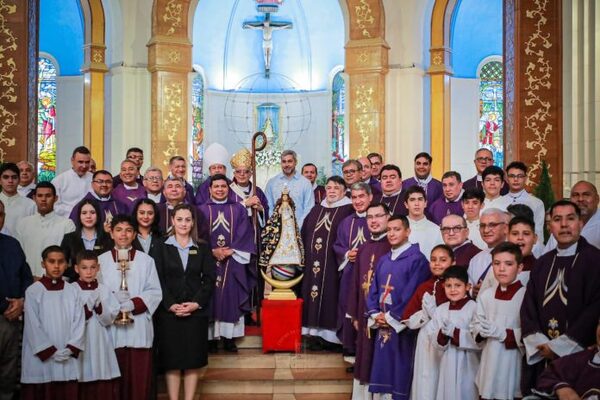 Abdo asistió a misa en el novenario de la Virgen de Caacupé - El Trueno