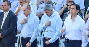 La Nación / Abdo fue rodeado de policías y militares a Caacupé para evitar a la gente