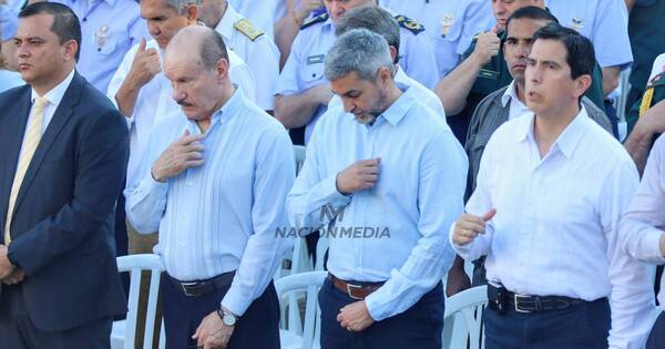 La Nación / Abdo fue rodeado de policías y militares a Caacupé para evitar a la gente