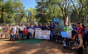 Personas con discapacidad se manifiestan en CDE