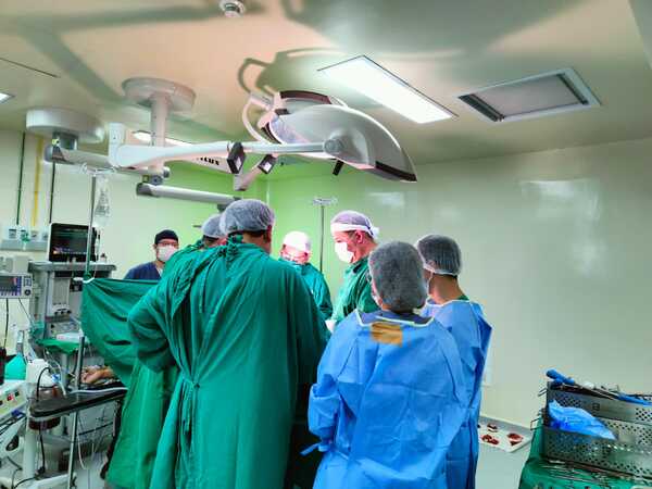 Diario HOY | Realizan por primera vez "artroplastia total de cadera bilateral" en Clínicas