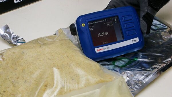 Senad incauta éxtasis oculta en paquetes de alimentos para perros