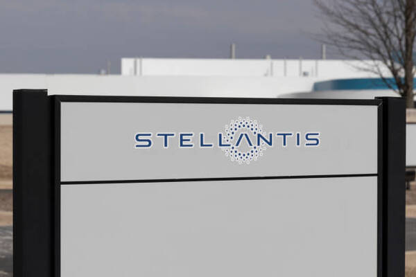 Stellantis compra a Santander su participación en dos empresas en Brasil - Revista PLUS