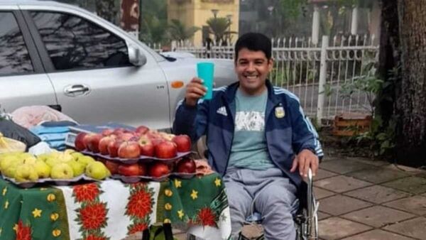 Tras accidente quedó en silla de ruedas, pero no se da por vencido y vende frutas en la calle