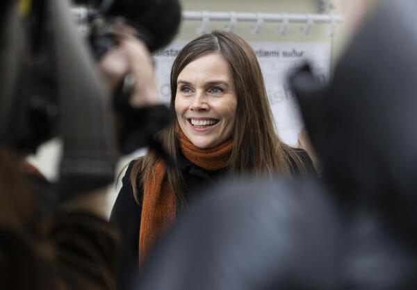 Mujeres copan el parlamento en Islandia | 1000 Noticias