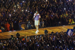 Empresas presentan denuncia ante venta de entradas falsificadas en concierto de Bad Bunny - Noticiero Paraguay