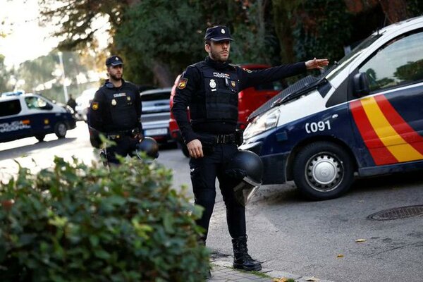 Presidente del Gobierno español Pedro Sánchez también recibió un sobre con material pirotécnico