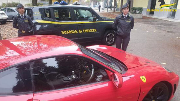 Diario HOY | VIDEO| Joven construye su propio Ferrari a partir de un Toyota y le incautan el coche