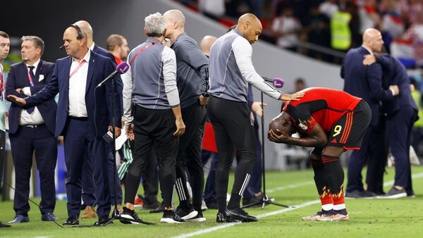 Romelu Lukaku, furioso, rompe todo a su salida del campo