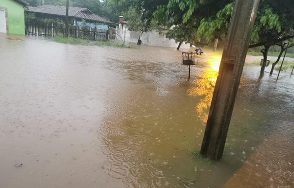 Emiten alerta por tormentas para los 17 Departamentos