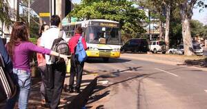 La Nación / Perverso esquema de subsidios a transportistas, aliados al oficialismo, distorsiona el servicio, sostienen