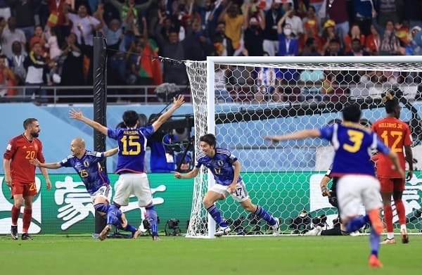 Japón y España clasifican en apasionante definición y con polémica