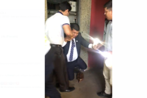 (VIDEO) Bolonki total en la Fiscalía por colapso de las cañerías