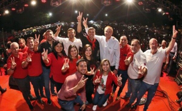 Encuestas dan amplias ventajas a Santi Peña