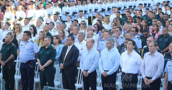La Nación / Mantuvo distancia de la gente para evitar reclamos