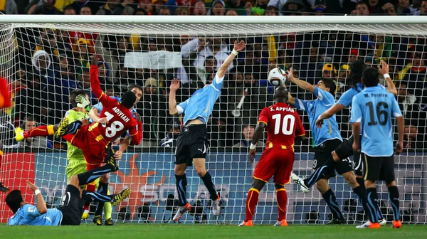 Uruguay se juega su futuro ante Ghana, que quiere octavos y venganza