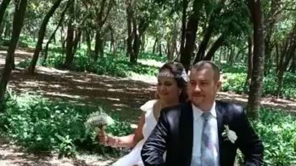 Novios llegaron sobre una bicicleta a su boda