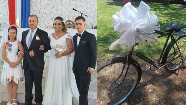 Novios llegaron sobre una bicicleta a su boda