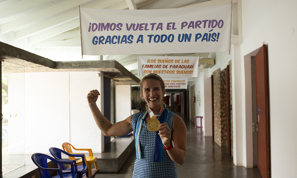 Alejandra Alonso vuelve a recibir medalla de oro que donó a Teletón - OviedoPress