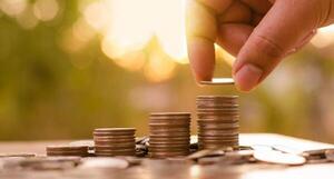 La gente ahorra menos por la desaceleración económica