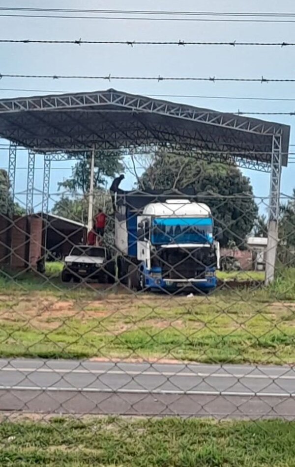 Imputan a chofer de camión descubierto bajando y vendiendo parte de su carga