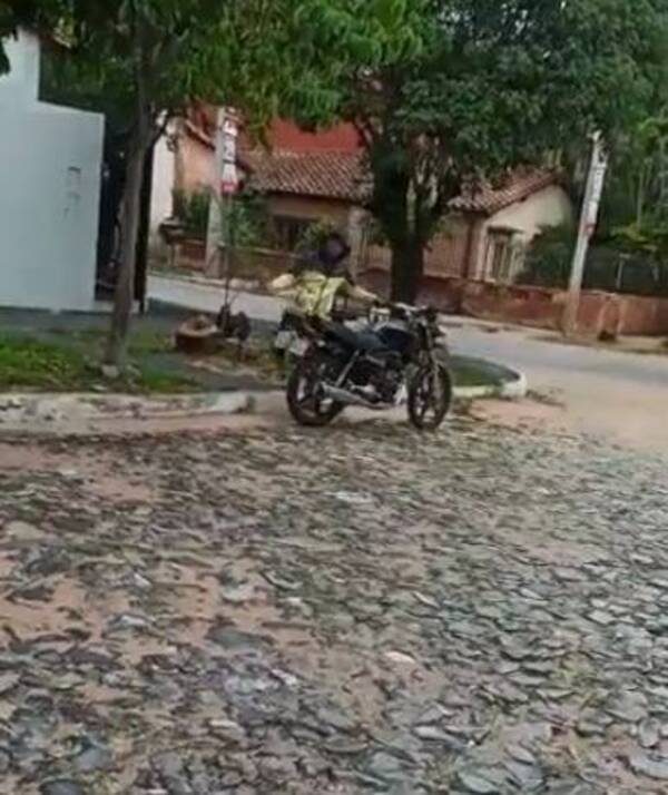 [VIDEO] Vecino evitó que un malevo se lleve una moto que no era suya