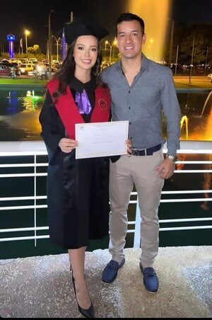 Néstor Camacho, orgulloso del logro académico universitario de su esposa Fio Filártiga - Gente - ABC Color