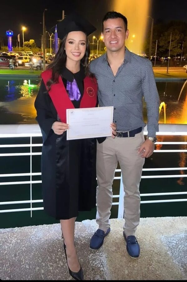 Néstor Camacho, orgulloso del logro académico universitario de su esposa Fio Filártiga  - Gente - ABC Color