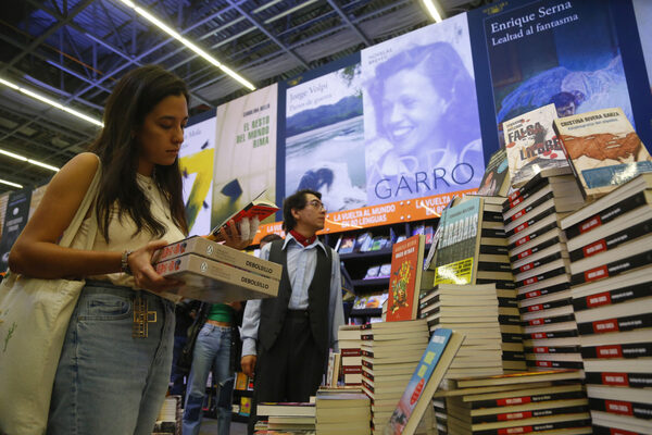 Lectores jóvenes vuelven a la FIL de Guadalajara tras dos años de pandemia - MarketData