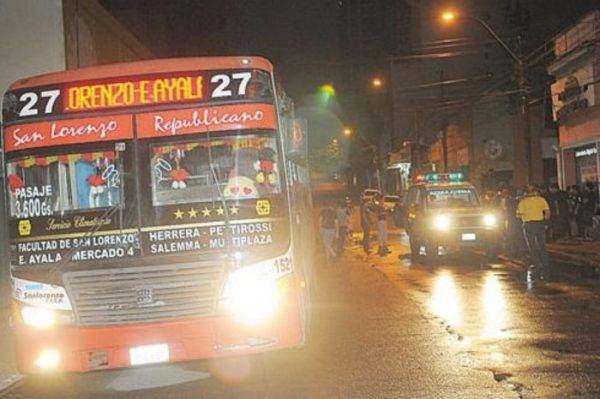 Asaltó en un bus: pasajeros atraparon a ladrón, lo golpearon y después lo entregaron a la Poli