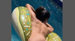 ¡Mamau! ¿Esta cuerona se puso a piletear sin nadaite?