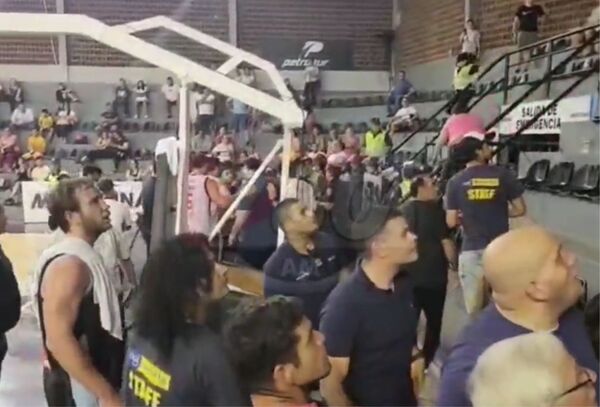 El terror de las barras se apoderó del básquetbol paraguayo: "Fue cualquiera contra cualquiera" - Megacadena — Últimas Noticias de Paraguay